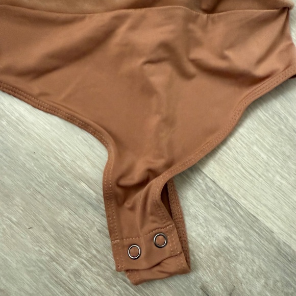 EXPRESS Women’s Camel Bodysuit & Skirt Velour Set Size XS NWT - Picture 6 of 11